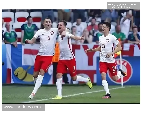 德国足球队意外失利引发热议球迷对未来表现充满期待与担忧