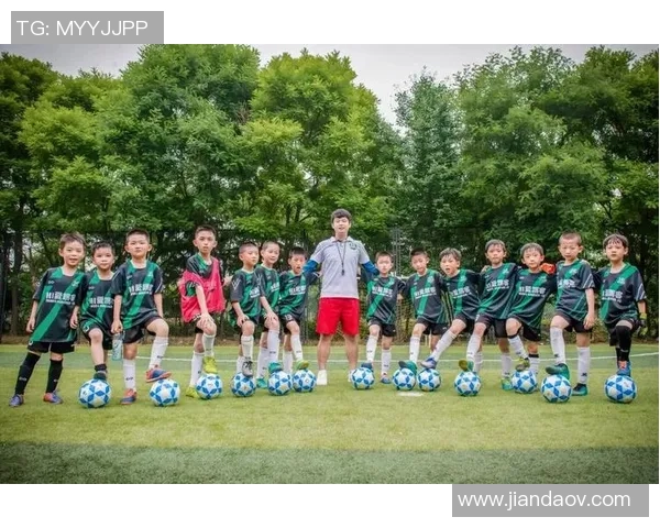 新田足球小将勇闯绿茵场展现青春风采与团队精神的成长之路