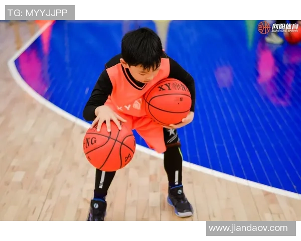 蓝球与足球的精彩瞬间对比展现运动魅力与激情的完美结合